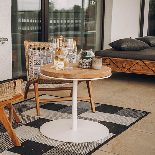 ankerpunkt-wohnen-außenansicht-sessel-tisch