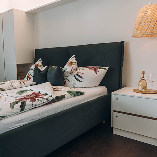 ankerpunkt-wohnen-bett-nachttisch