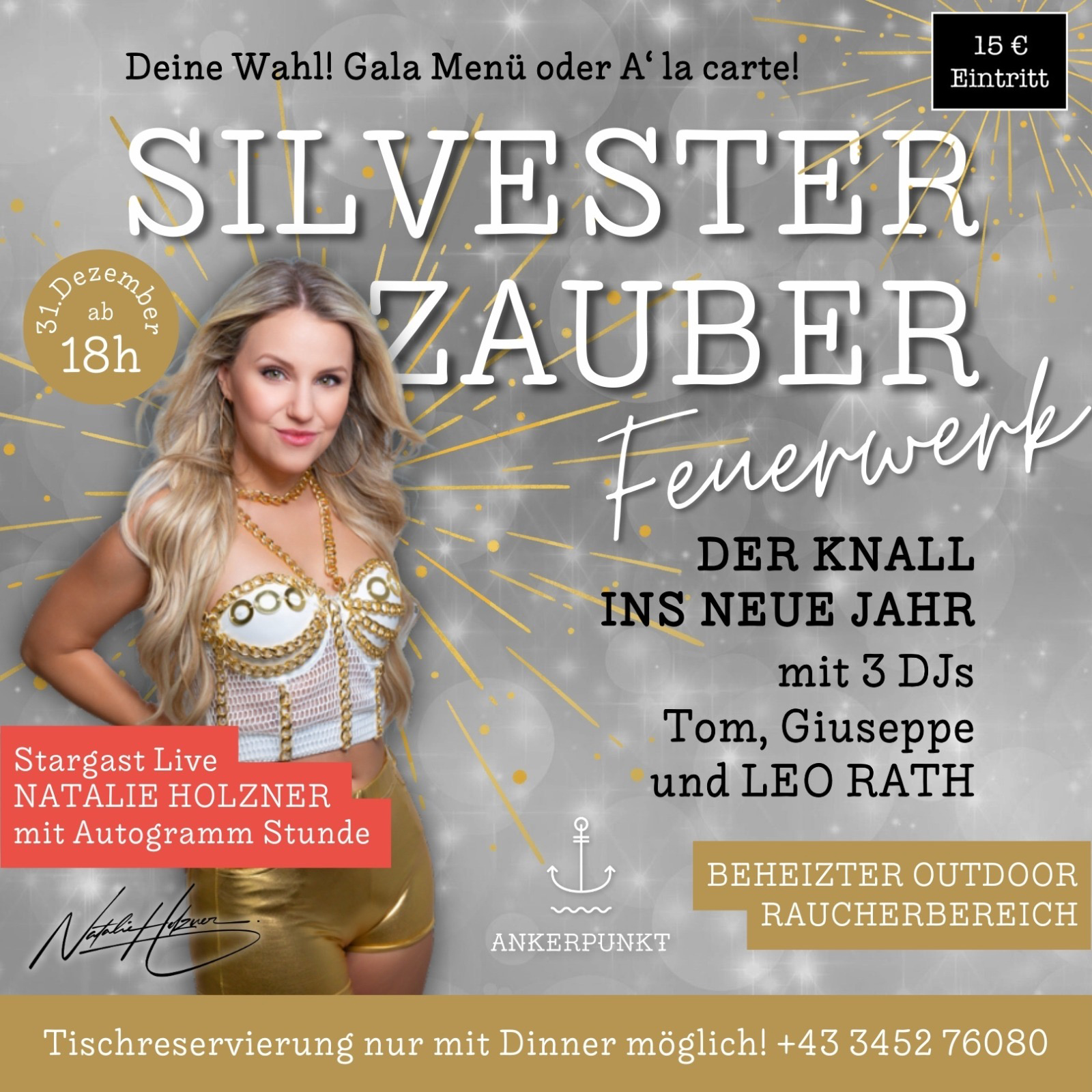 Eventplakat auf silbergrauem, funkelndem Hintergrund für „Silvesterzauber“ im Ankerpunkt am 31. Dezember ab 18 Uhr. Links steht eine blonde Frau in weiß-goldenem Outfit, rechts erscheinen Infos zum Programm: Feuerwerk, 15 € Eintritt, drei DJs, beheizter Outdoor-Raucherbereich sowie ein Live-Stargast mit Autogrammstunde. Oben steht „Deine Wahl! Gala Menü oder À la carte!“. Unten befindet sich ein Hinweis zur Tischreservierung mit Telefonnummer: +43 3452 76080.