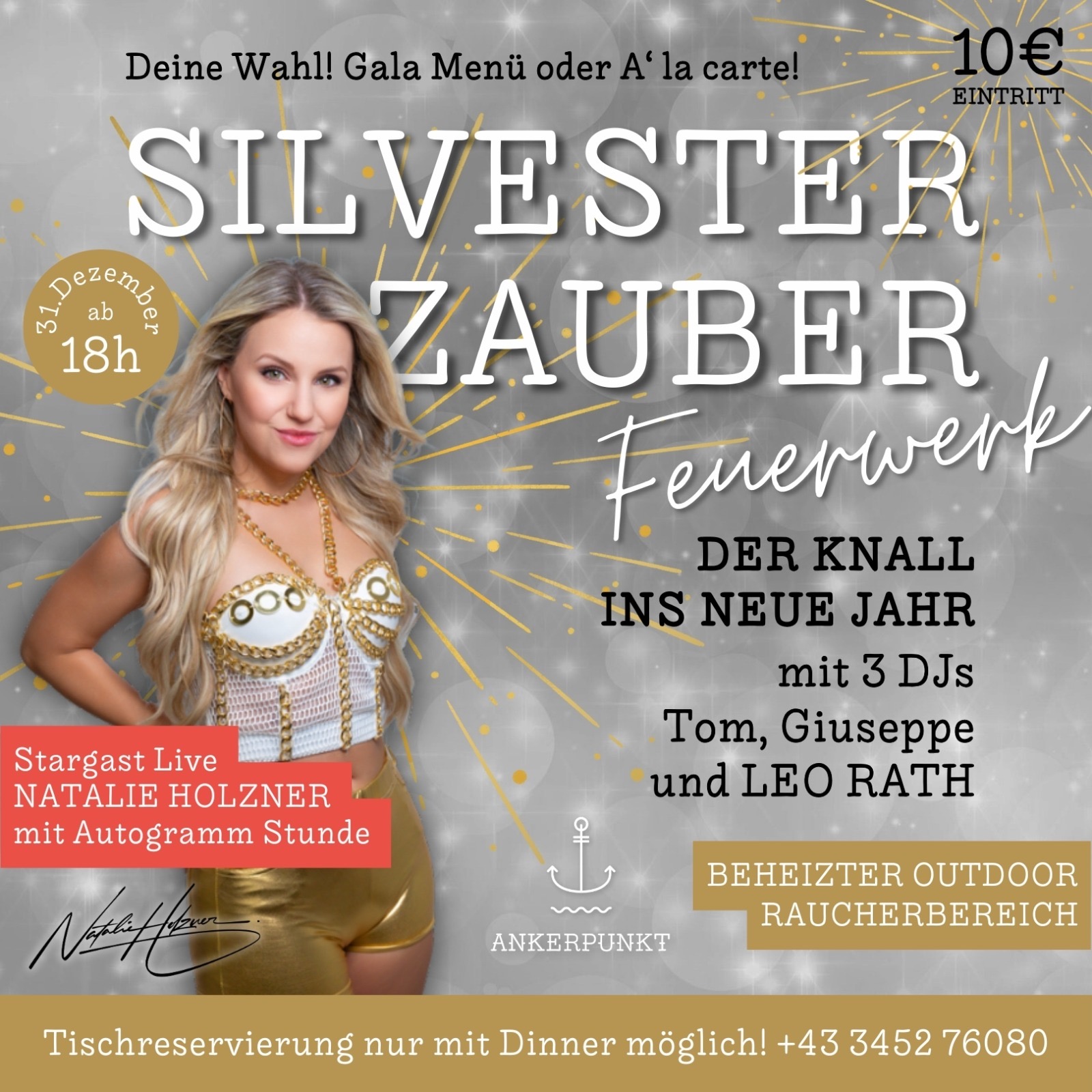 Eventplakat auf silbergrauem, funkelndem Hintergrund für „Silvesterzauber“ im Ankerpunkt am 31. Dezember ab 18 Uhr. Links steht eine blonde Frau in weiß-goldenem Outfit, rechts erscheinen Infos zum Programm: Feuerwerk, 10 € Eintritt, drei DJs, beheizter Outdoor-Raucherbereich sowie ein Live-Stargast mit Autogrammstunde. Oben steht „Deine Wahl! Gala Menü oder À la carte!“. Unten befindet sich ein Hinweis zur Tischreservierung mit Telefonnummer: +43 3452 76080.